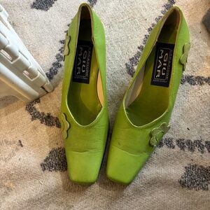 Vintage green leather flower heels ! SOOO CUTE AND PERFECT
